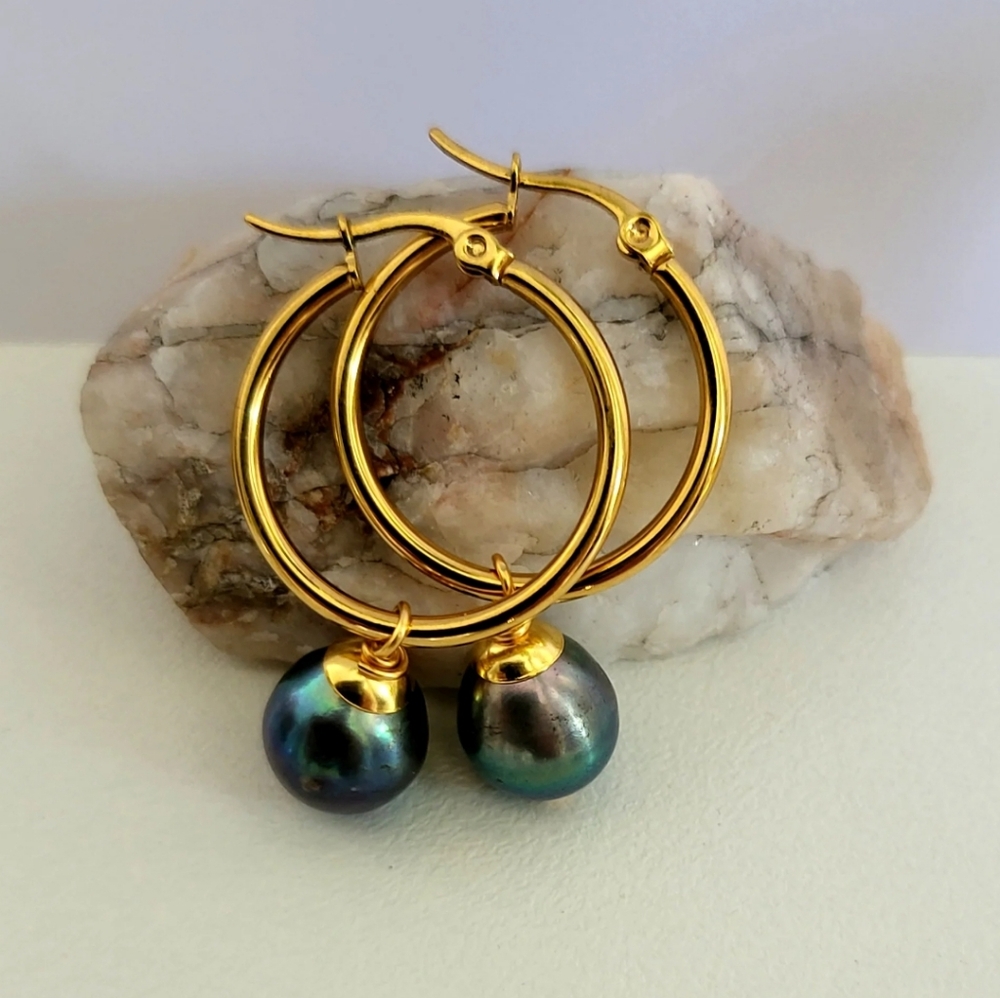 🆕️🌷Peacock Pearl Goldtone Hoop Earrings🌷
